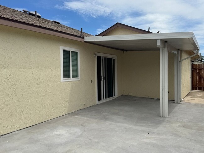 Building Photo - Four Bedroom, Two Bathroom, Water/Sewer/Trash and Yard Maintenance Included!