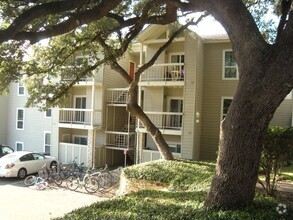 Building Photo - Hyde Park Oaks 1 Bedroom - Fall 2025 West ...