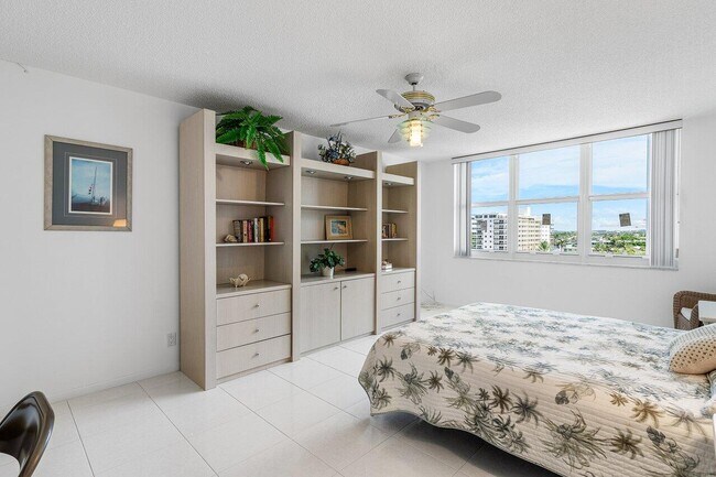 Building Photo - 1147 Hillsboro Mile
