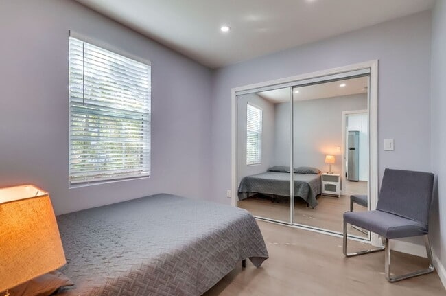 Building Photo - 6504 W 84th Pl