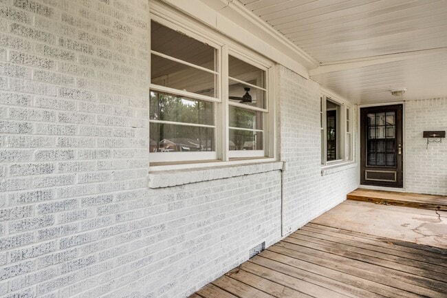 Building Photo - 215 N Hungerford St