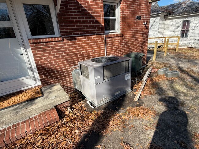 Building Photo - 2 Bedroom Brick House, Covered Porch, Hardwood floors, Central HVAC