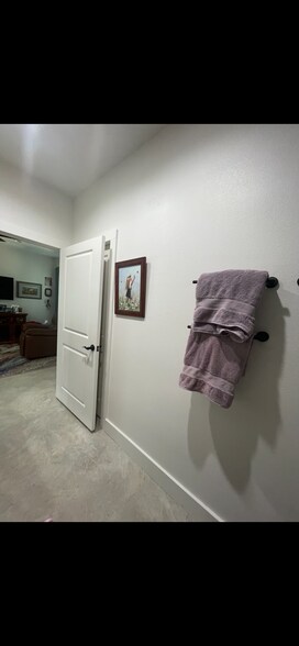 Building Photo - 323 Secret Valley Dr