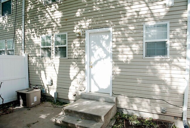 Building Photo - 260 E 400 N