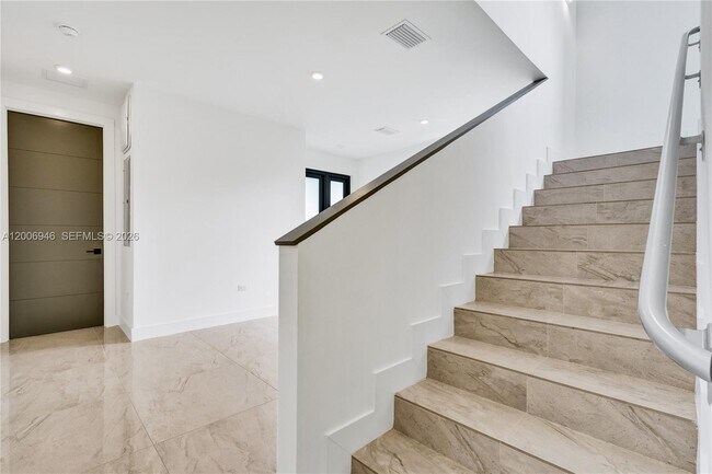 Building Photo - 2887 SW 33rd Ave