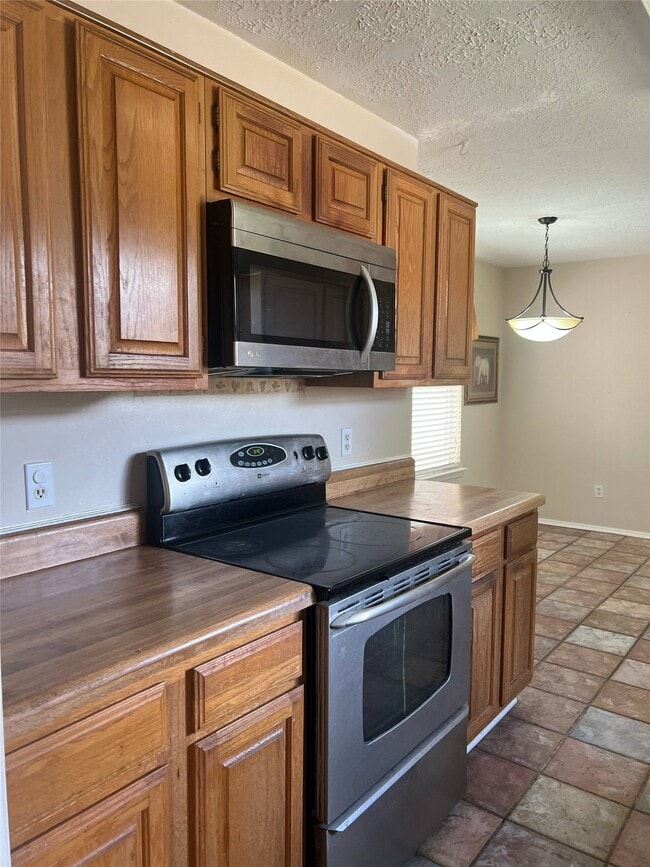 Building Photo - 2134 Collingsfield Dr