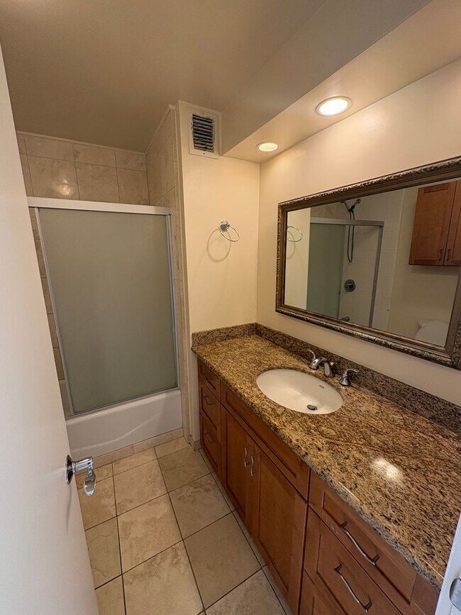 Building Photo - 2 bedroom, 2 bath, 1 parking Banyan Tree Plaza (Punahou)