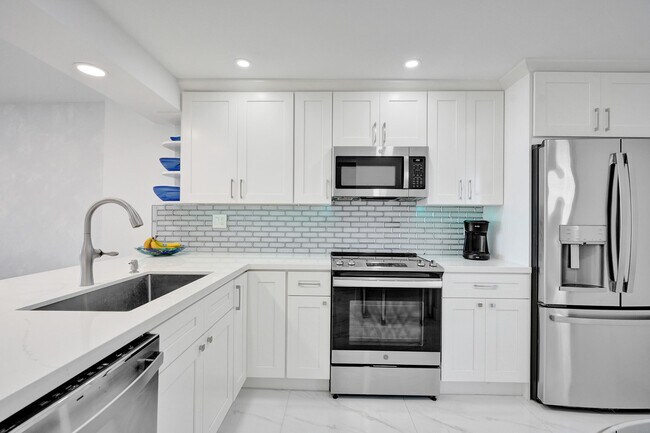 Building Photo - 6 Royal Palm Way
