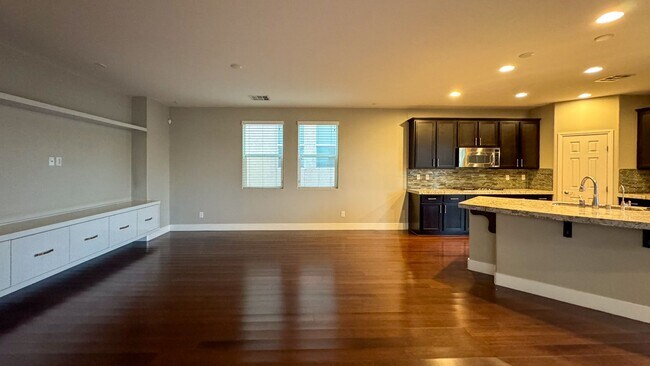 Building Photo - 4-bed, 2.5 bath, 2,498 sq ft home in Mount...