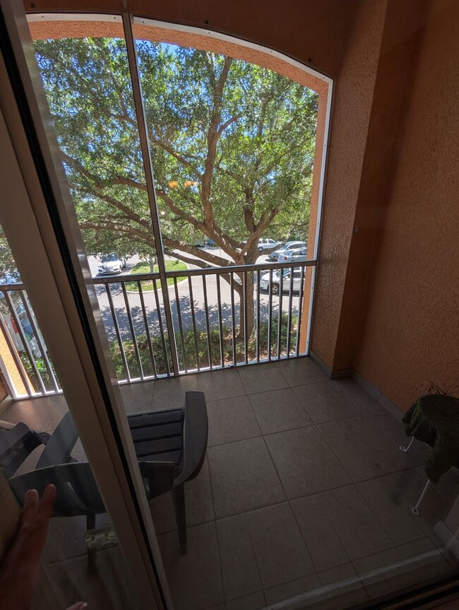 Building Photo - 3 Bedrooms 2 baths Immaculate condominium