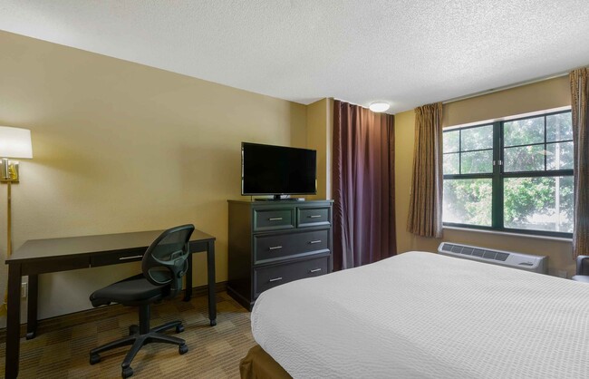 Building Photo - Furnished Studio-Tampa - Airport - Spruce ...