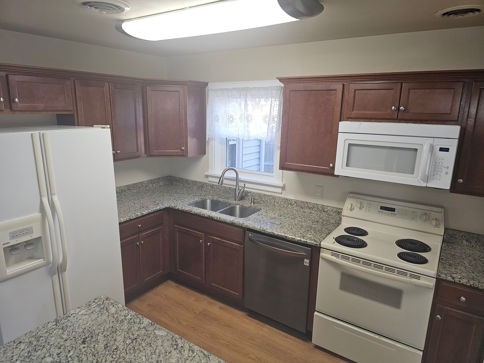 Building Photo - 1207 Blue Jay Ln