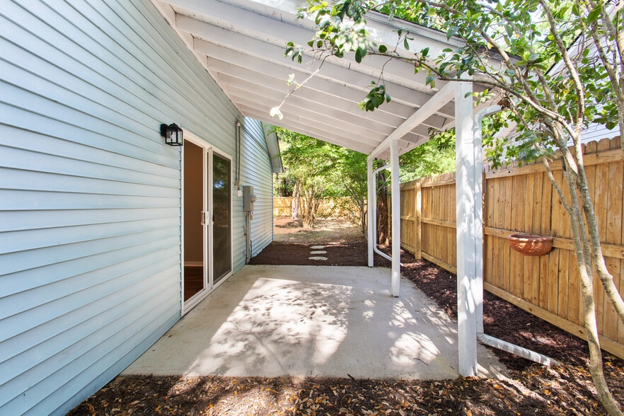 Patio to Backyard - 1129 Landsdowne Dr