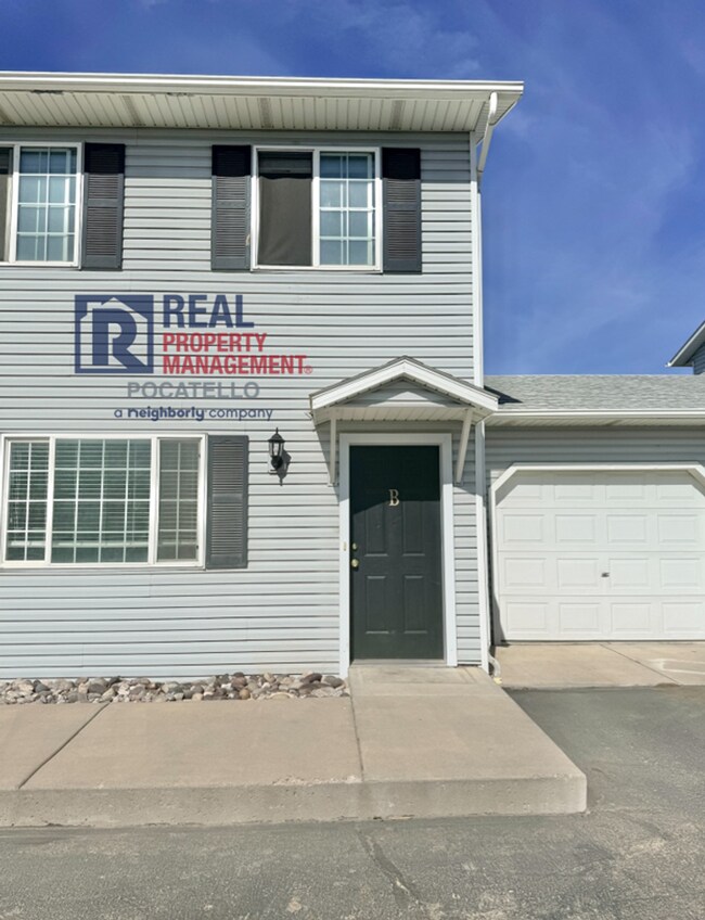 Building Photo - 3 Bedroom 1.5 Bath Apartment - 1 car garage