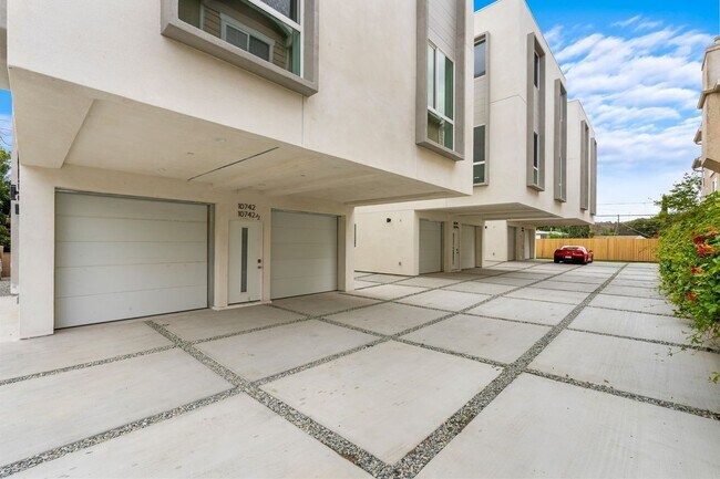 Building Photo - 10742 Hortense St