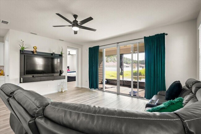 Building Photo - 4 Bedrooms | 2 Bathrooms | Screened Patio ...