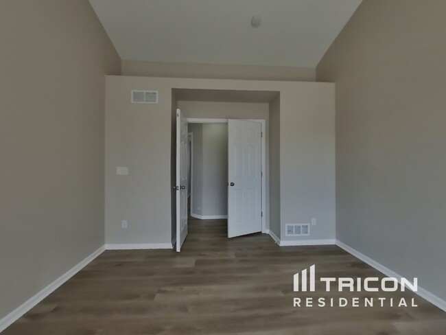 Building Photo - 12610 Jersey Cir E