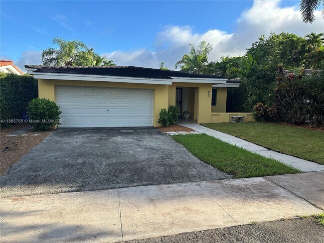 Primary Photo - 527 Gerona Ave