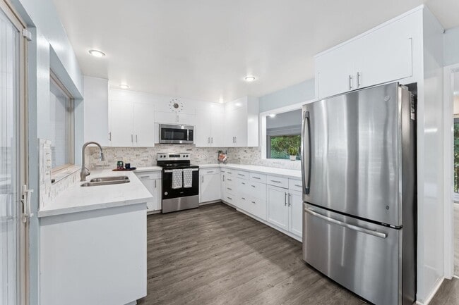 Building Photo - Mid-Century Gregory Heights 4 bedroom 2.25...