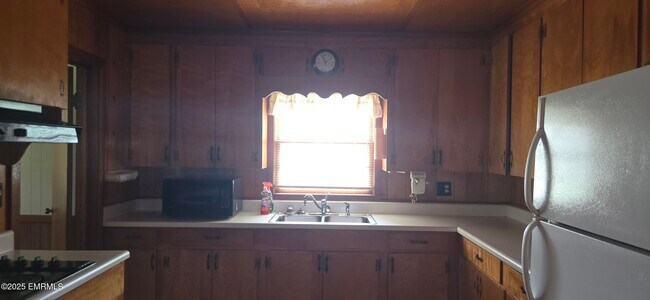 Building Photo - 302 River Rd