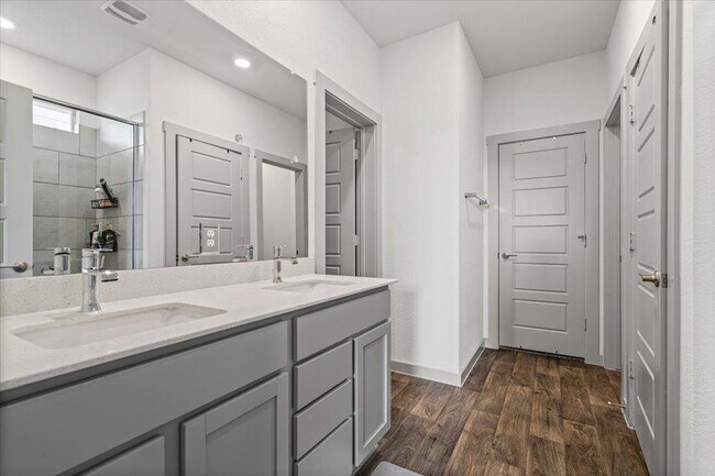 Building Photo - 3001 Egan Dr