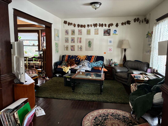 Building Photo - 4 Bed 2 Bath close to UWEC!