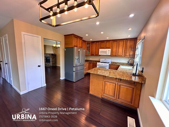Building Photo - Spacious East Petaluma Home with Main-Floor Bedroom Suite