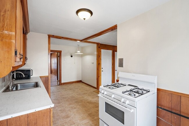 Building Photo - 2 Sutherland St