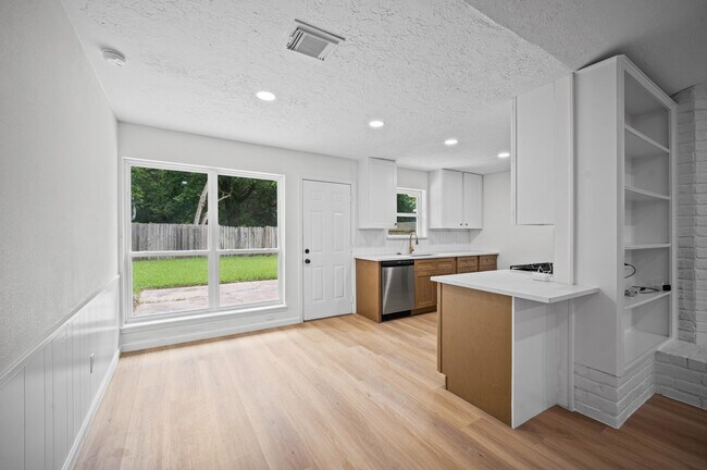 Building Photo - 10935 Silkwood Dr