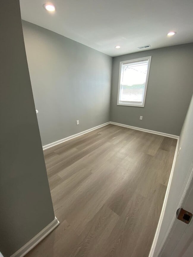 Building Photo - ** 3 BEDROOM TOWNHOME AVAILABLE**