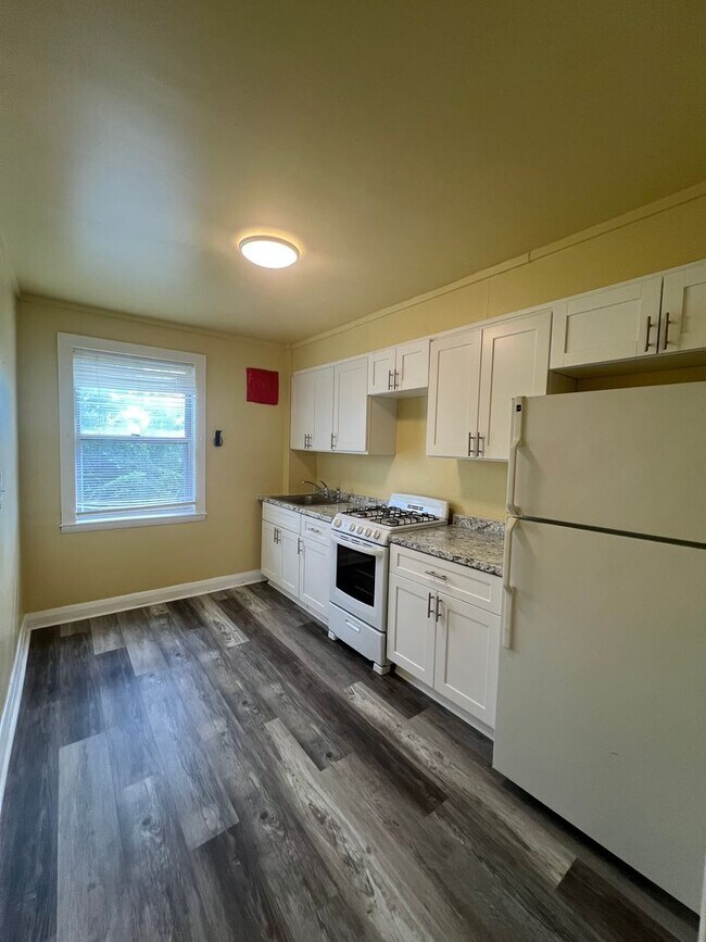 Building Photo - Beautiful 3 Bedroom 2 Full Bathroom Town Home Belair Edison
