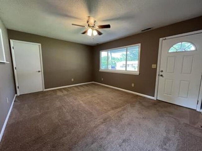 Building Photo - 504 Holly Ct