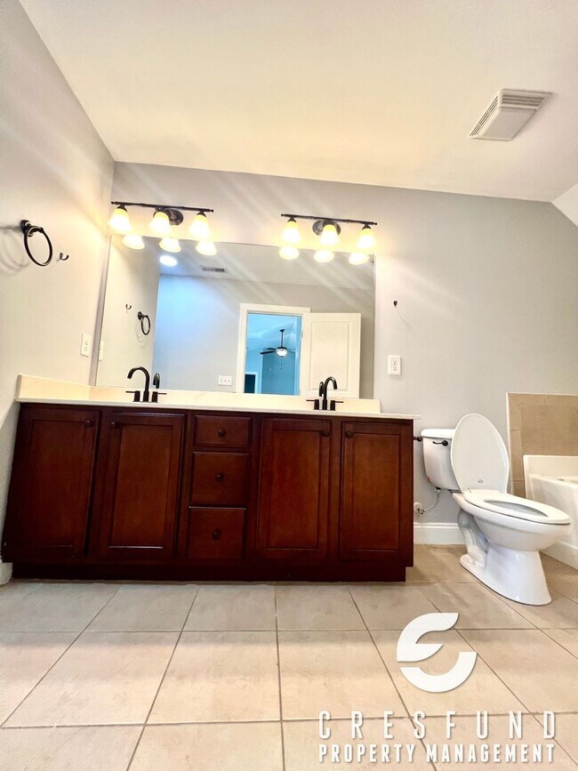 Building Photo - Lake View Luxury 2BR 2.5 Bath