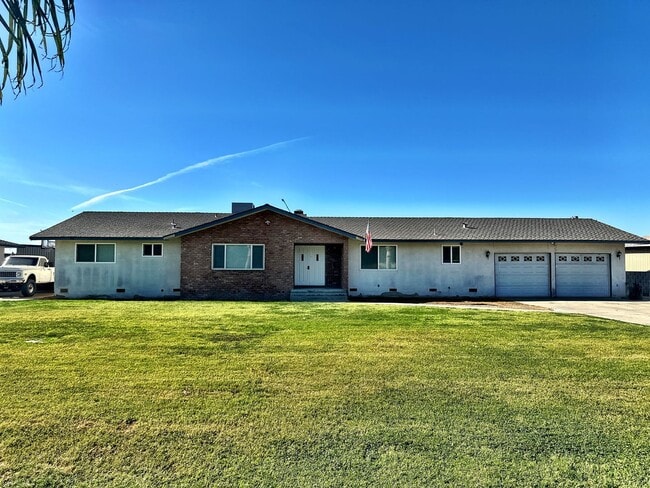 Building Photo - 11465 Ave 200