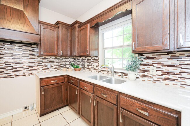 Building Photo - 402 Cayman Ct