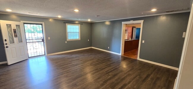 Building Photo - Classic Brick Ranch in Pfafftown