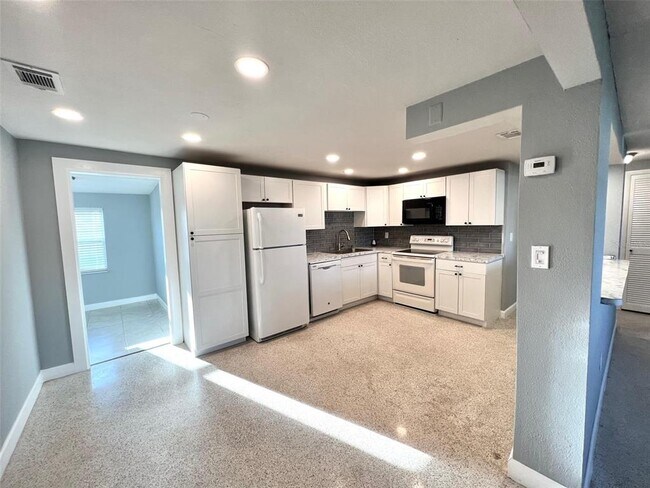 Building Photo - 3543 Kingsbury Dr