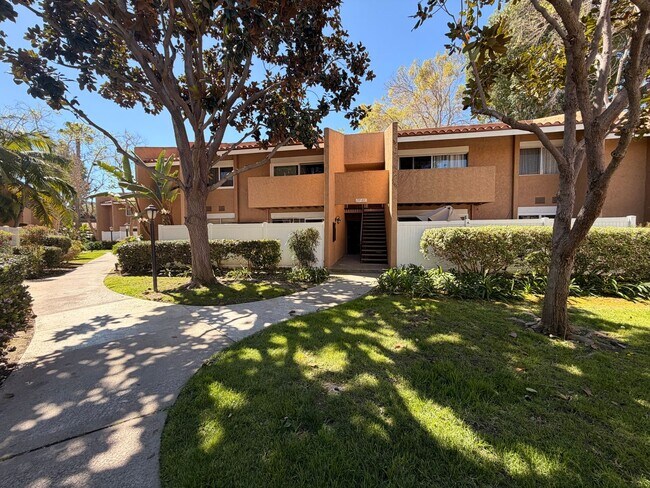 Building Photo - Updated 2 Bed, 2 Bathroom Condo For Rent w/ Parking! - South Coast Metro