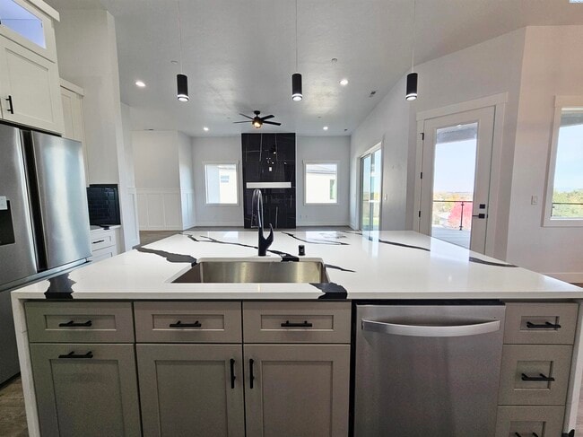 Building Photo - Rambler/Basement with Territorial Views