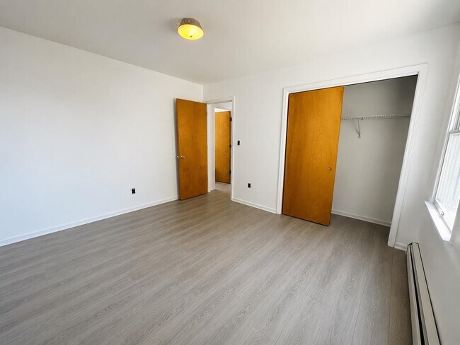 Building Photo - 173 W 21st St