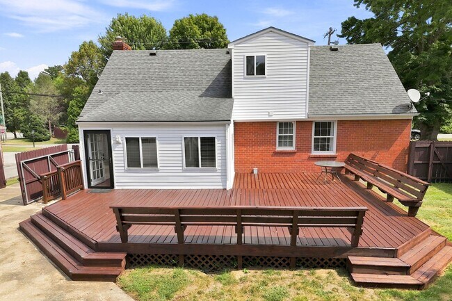 Building Photo - 912 Beechwood Rd