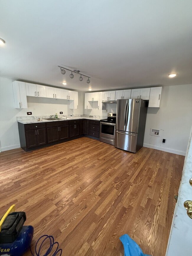 Building Photo - Comfortable 3BR Home Near Transportation – Available Now