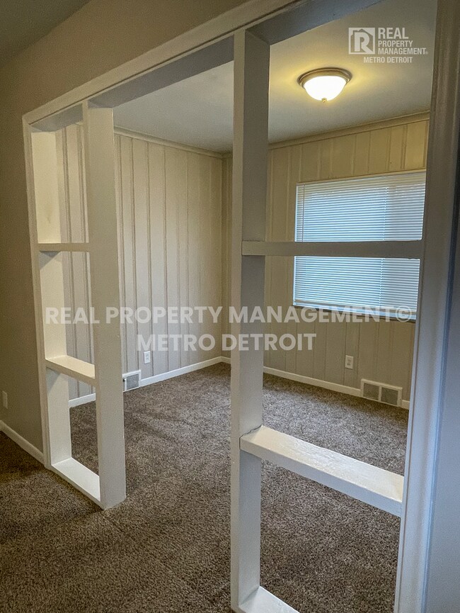 Building Photo - UPDATED TRADITIONAL COLONIAL