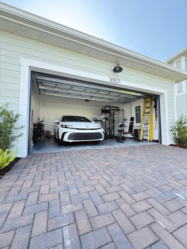 Building Photo - 10525 SW Orana Dr