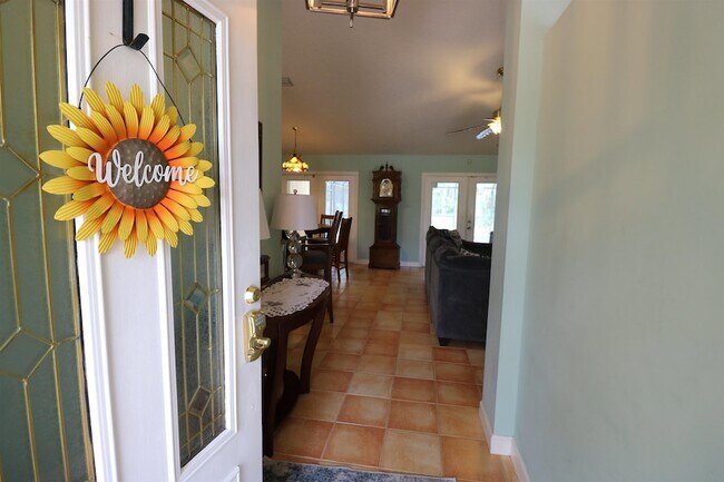 Building Photo - 909 Colonial Dr