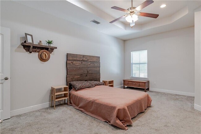 Building Photo - 10770 Hunters Cir W