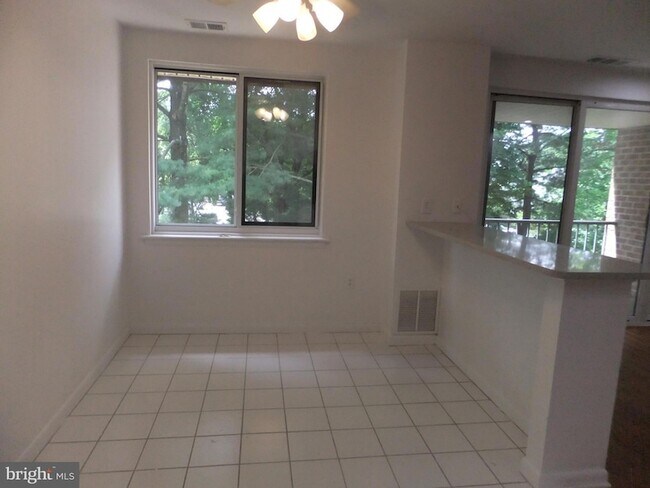 Building Photo - 1650 Oakwood Dr