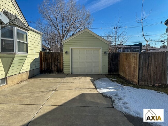 Building Photo - Charming 2BD/2BA Home with a Full Basement!