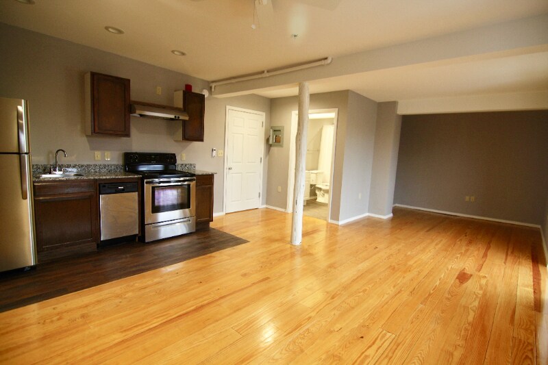 Building Photo - 1306 E 11th St