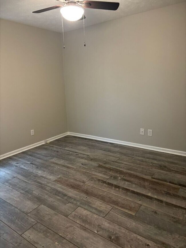 Building Photo - 867 Flintwood Rd